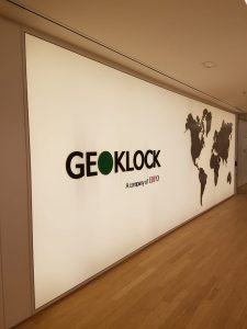 geoklock-projeto-especial-letras-mapa-tensoflex-iluminadas-dois2-comunicacaovisual